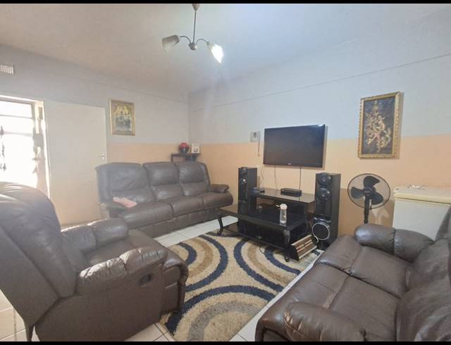 1 BEDROOM FLAT FOR SALE IN VEREENIGING CENTRAL